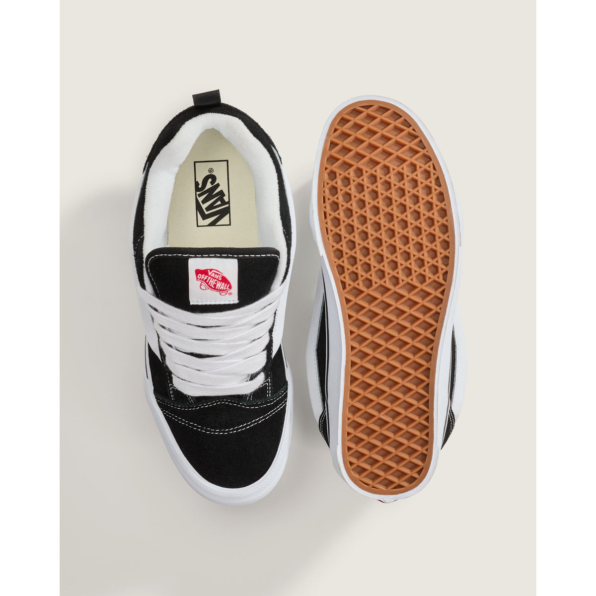 Vans Knu Skool "Black/White" – top and sole view